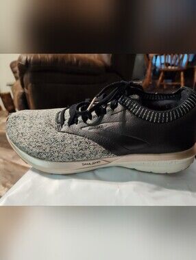 Brooks Mens Black and Gray Richoet Size 9.5.EUC.